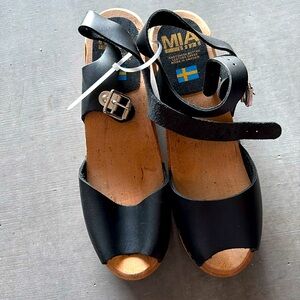 Darling brand new Mia Clogs